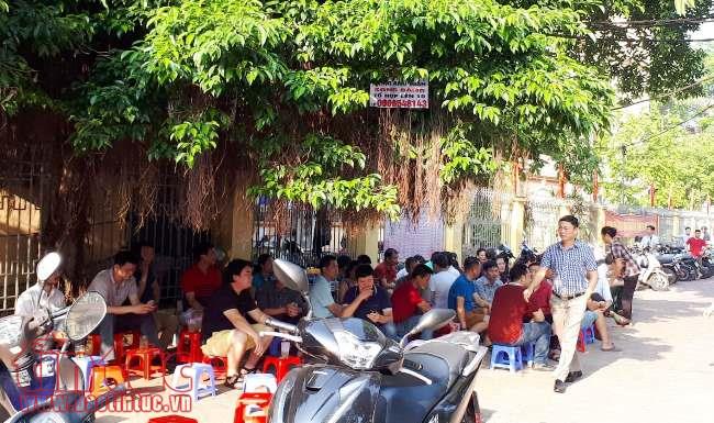 Phụ huynh ngóng chờ con thi môn Ngữ văn dưới cái nóng 33 độ C ảnh 9
